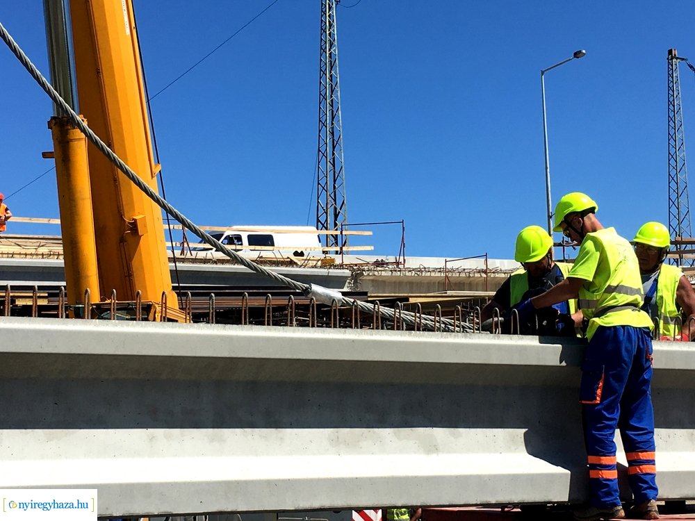 Tiszavasvári felüljáró - gerenda behelyezés
