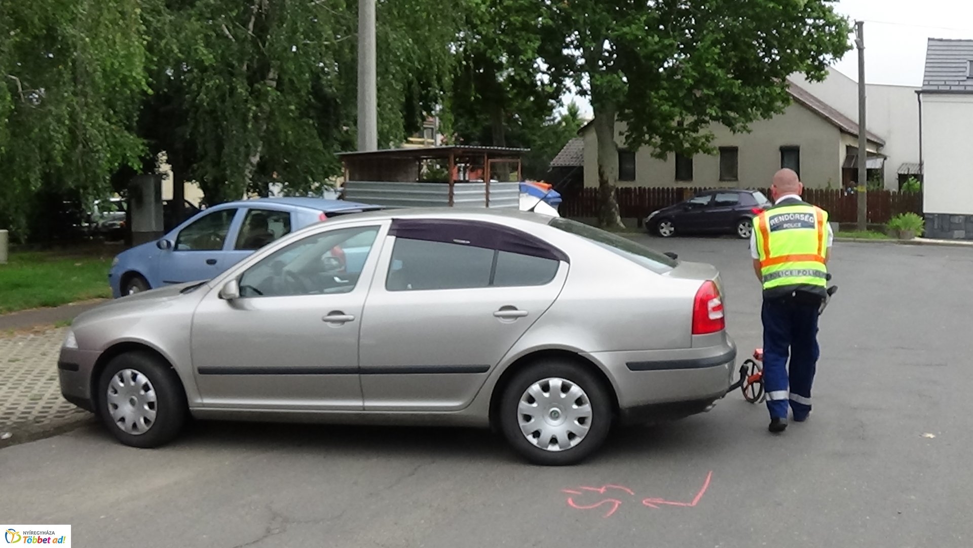 Tolató autók ütköztek az Őz utcán