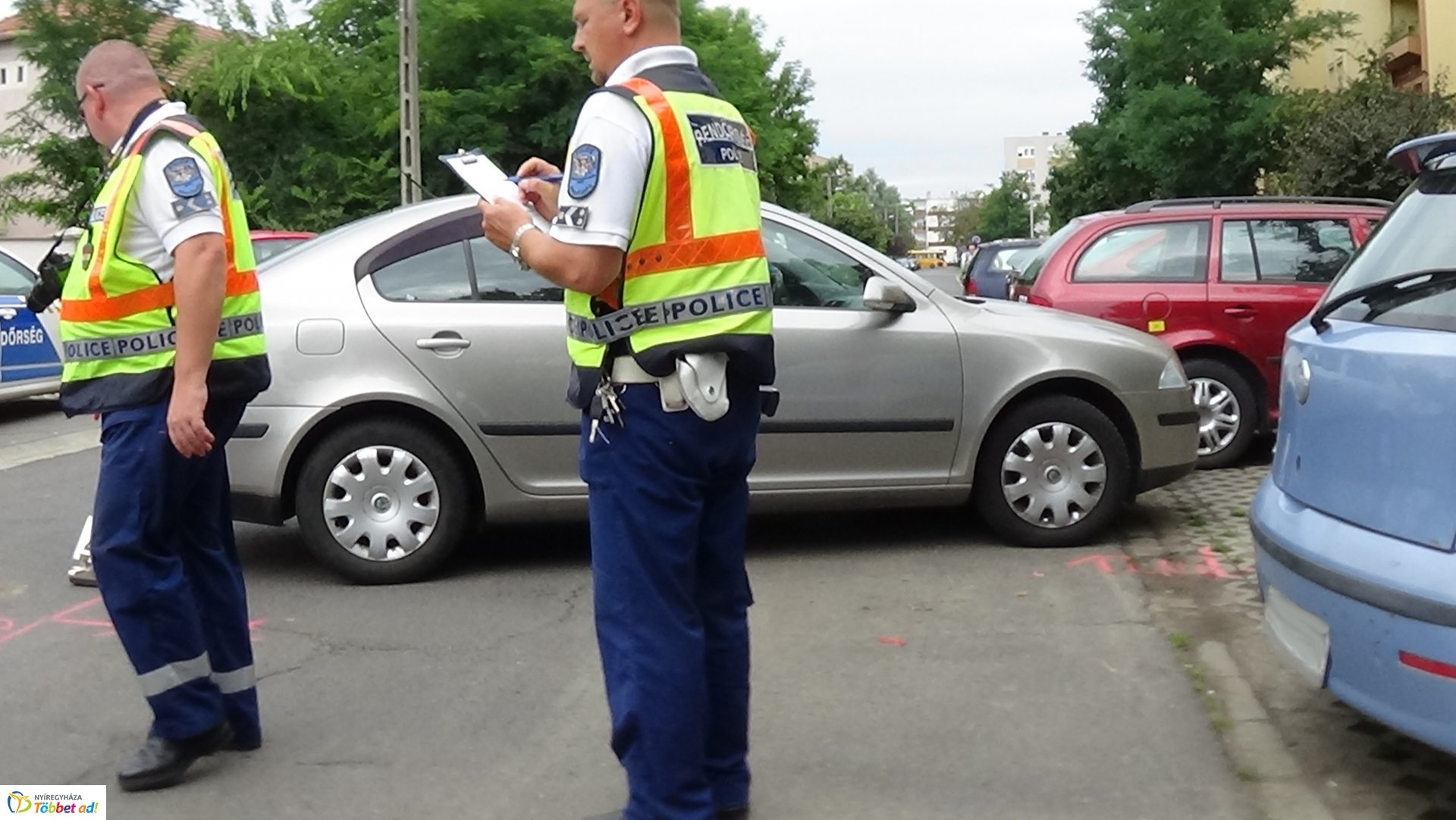 Tolató autók ütköztek az Őz utcán