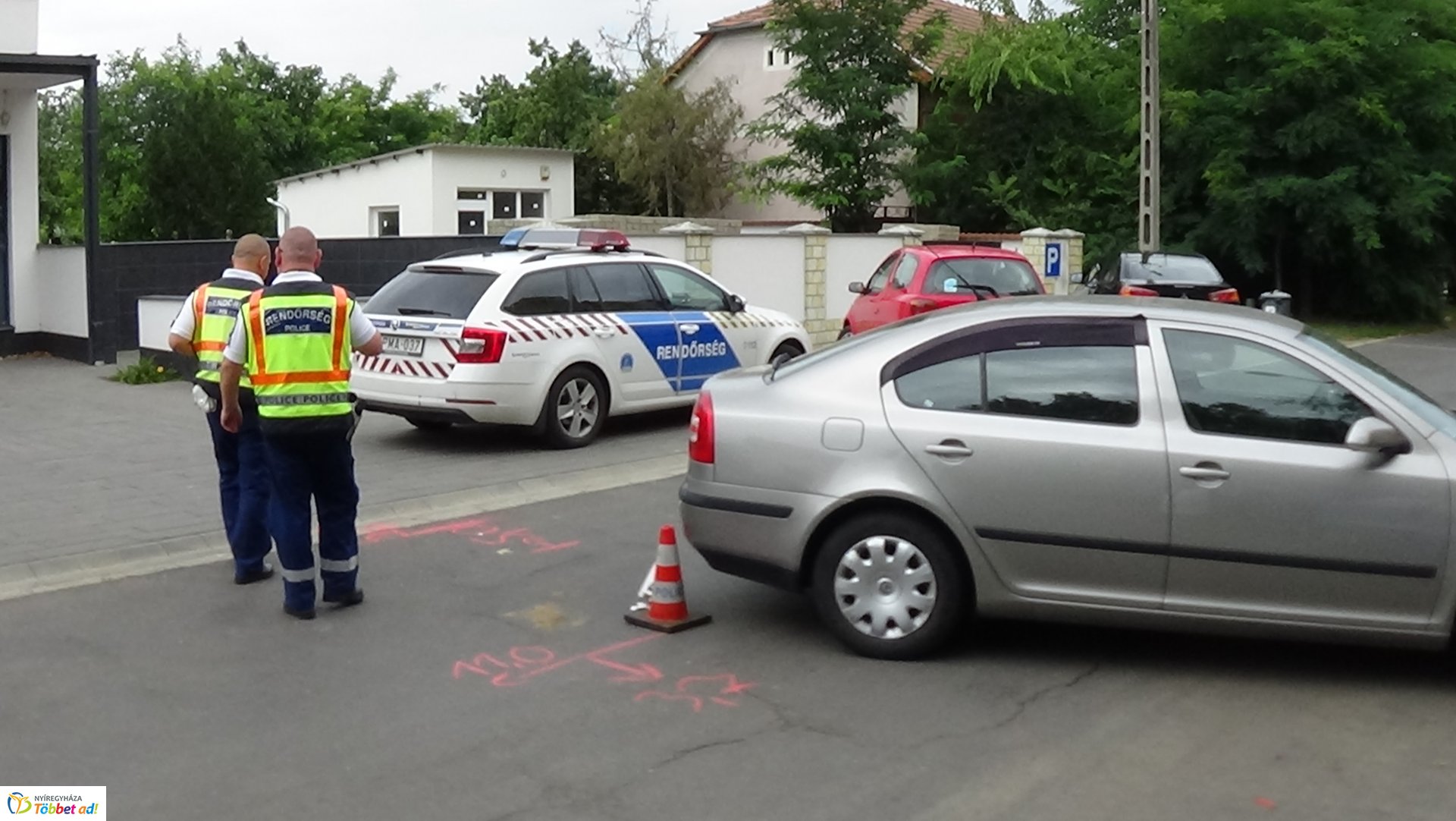 Tolató autók ütköztek az Őz utcán