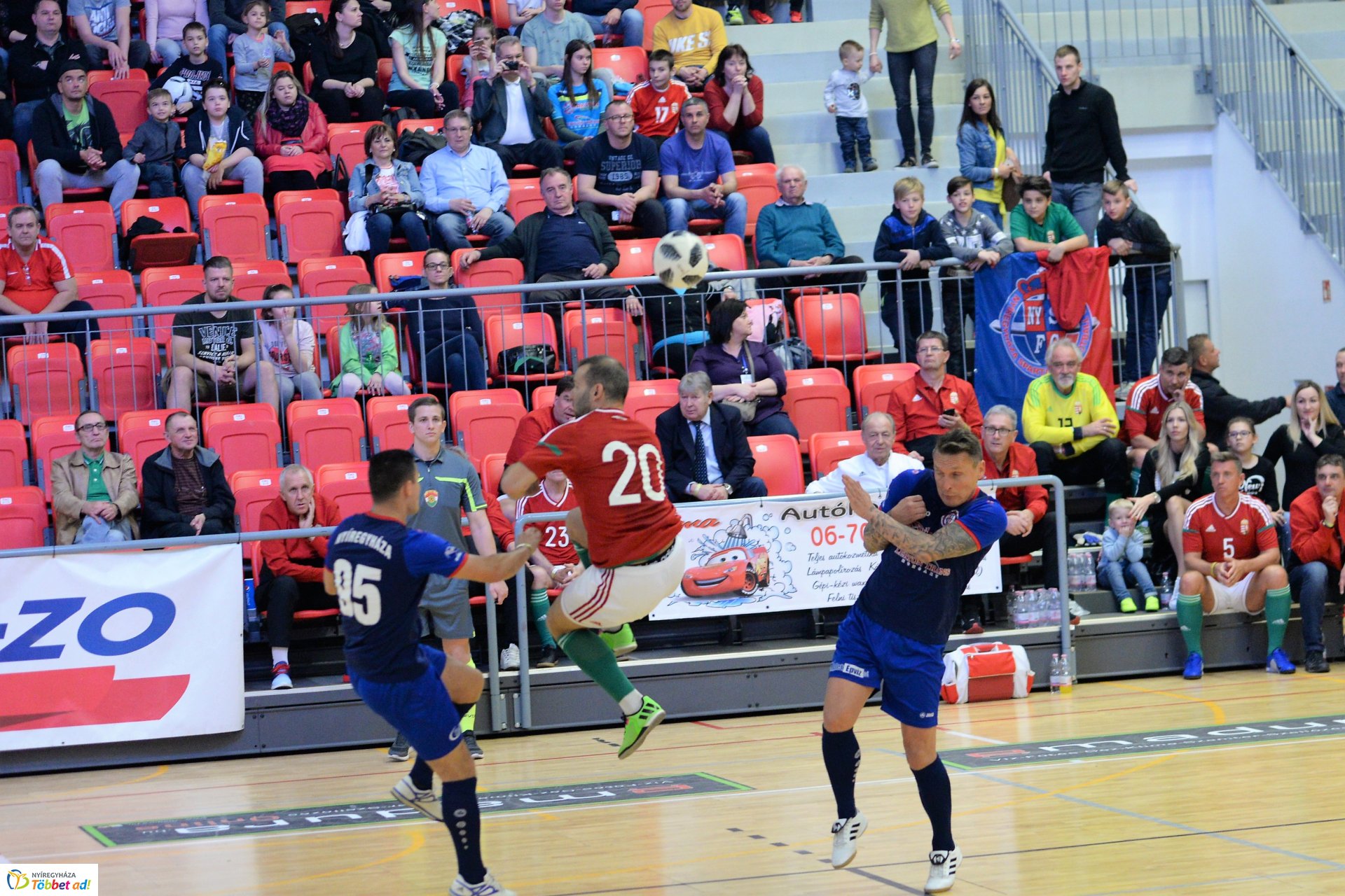 Tomek Zoliért rúgták a labdát