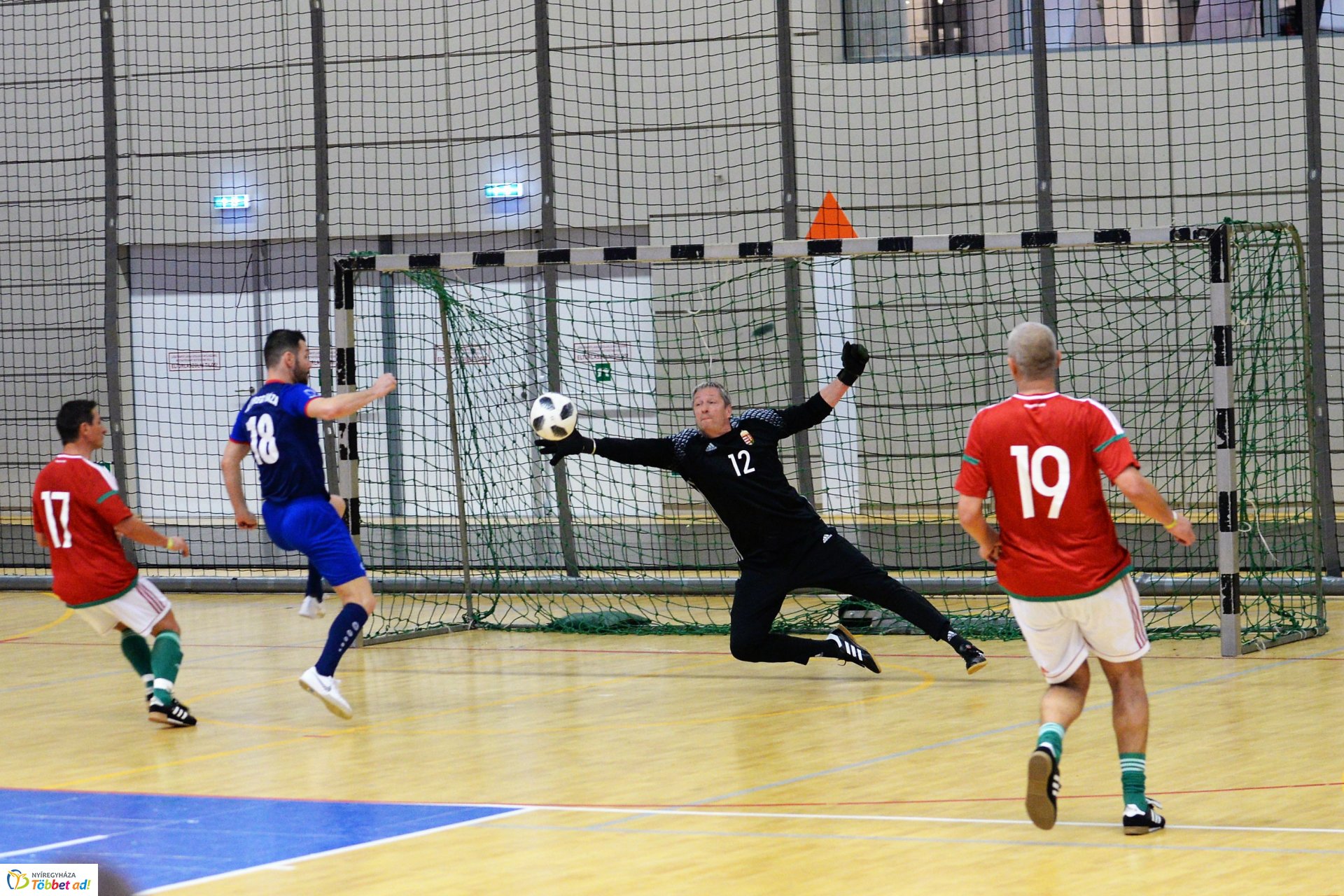 Tomek Zoliért rúgták a labdát