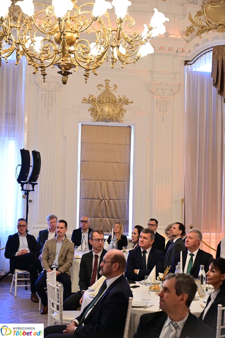 TOP100    2025 decemberében