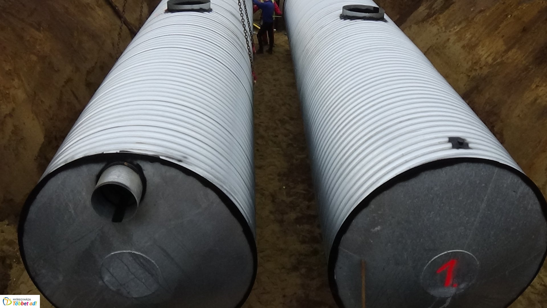 Toronydaru segítségével emeltek be két darab 50 köbméteres csapadékvíz tárolót a Kökény utcán