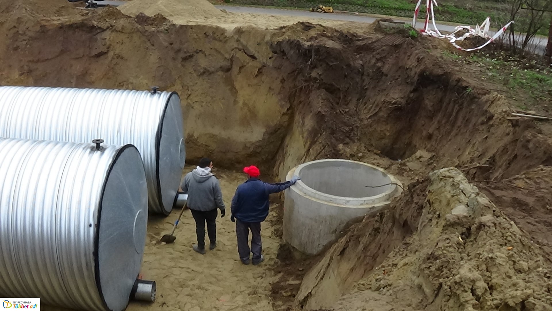 Toronydaru segítségével emeltek be két darab 50 köbméteres csapadékvíz tárolót a Kökény utcán