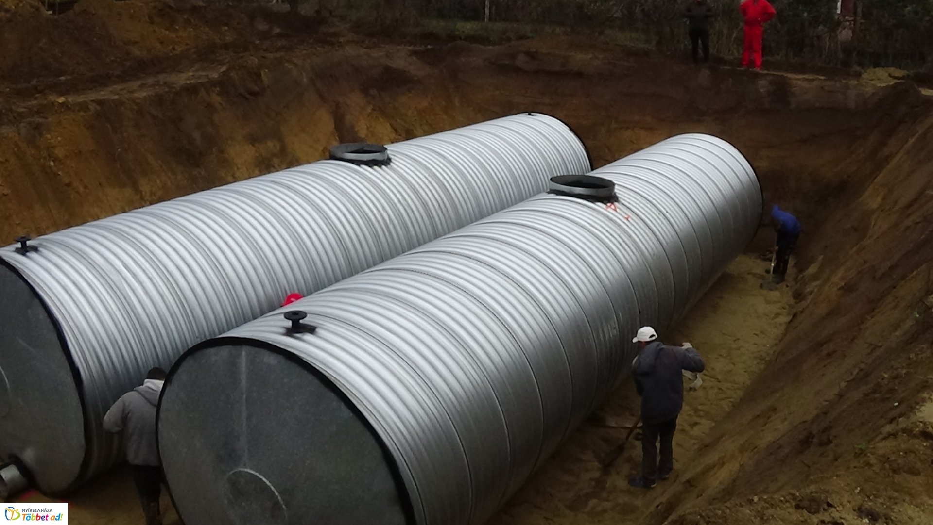 Toronydaru segítségével emeltek be két darab 50 köbméteres csapadékvíz tárolót a Kökény utcán