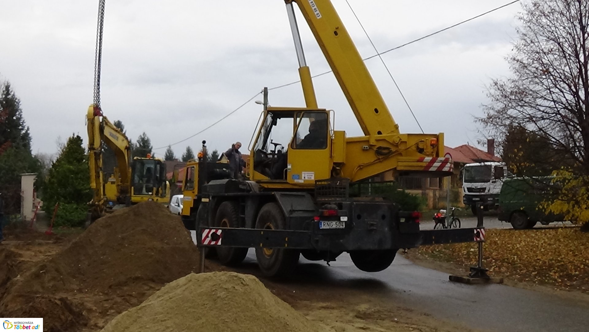 Toronydaru segítségével emeltek be két darab 50 köbméteres csapadékvíz tárolót a Kökény utcán