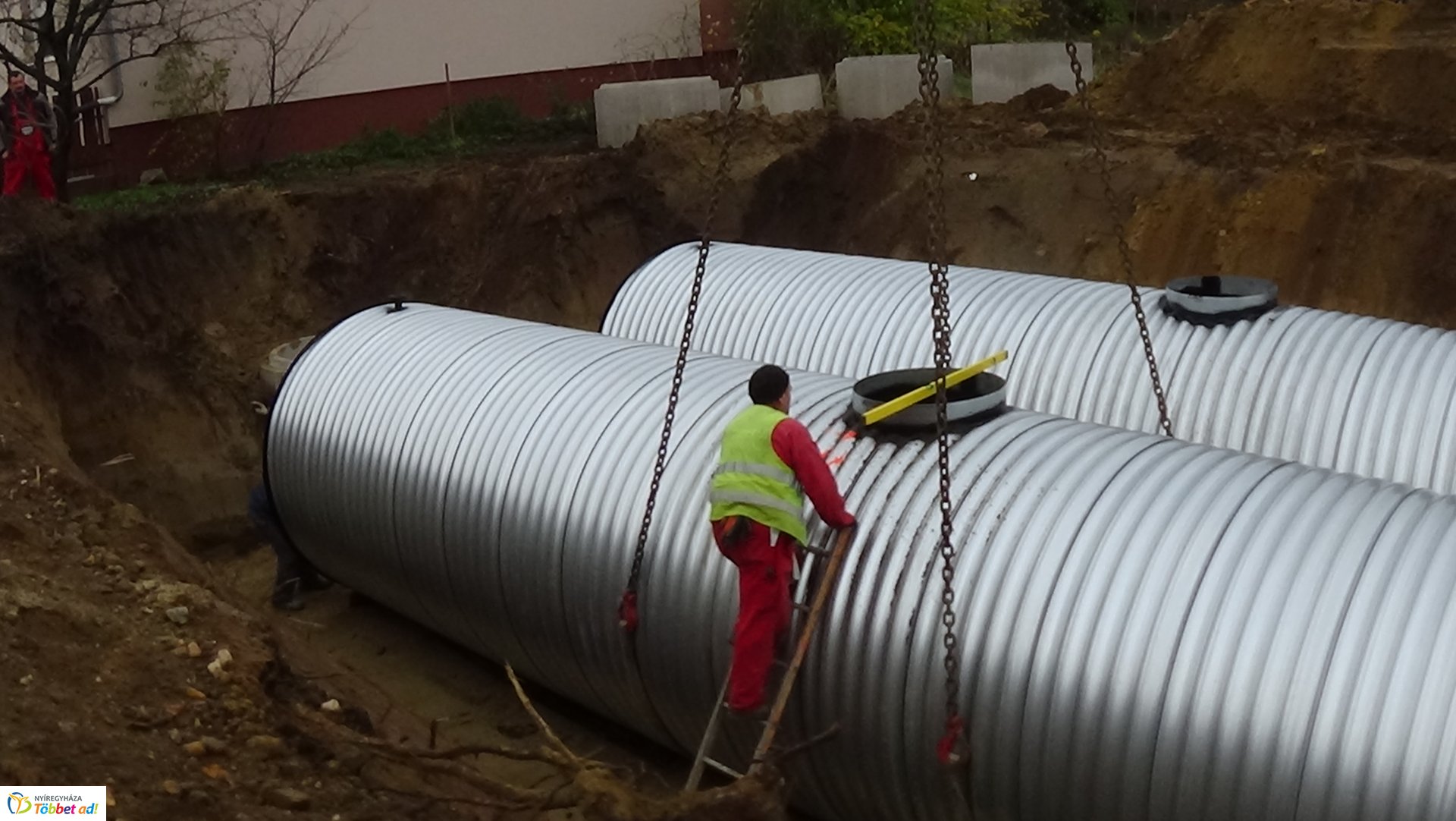 Toronydaru segítségével emeltek be két darab 50 köbméteres csapadékvíz tárolót a Kökény utcán
