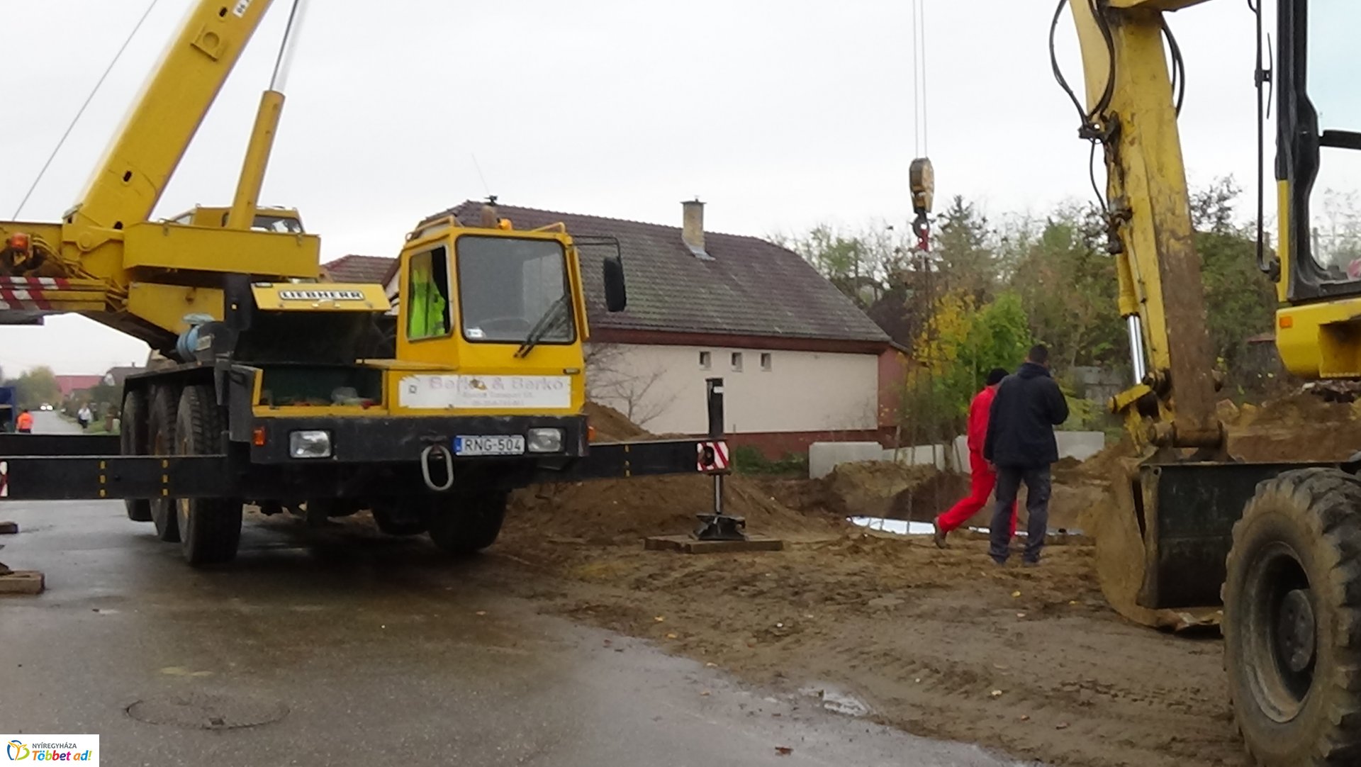 Toronydaru segítségével emeltek be két darab 50 köbméteres csapadékvíz tárolót a Kökény utcán