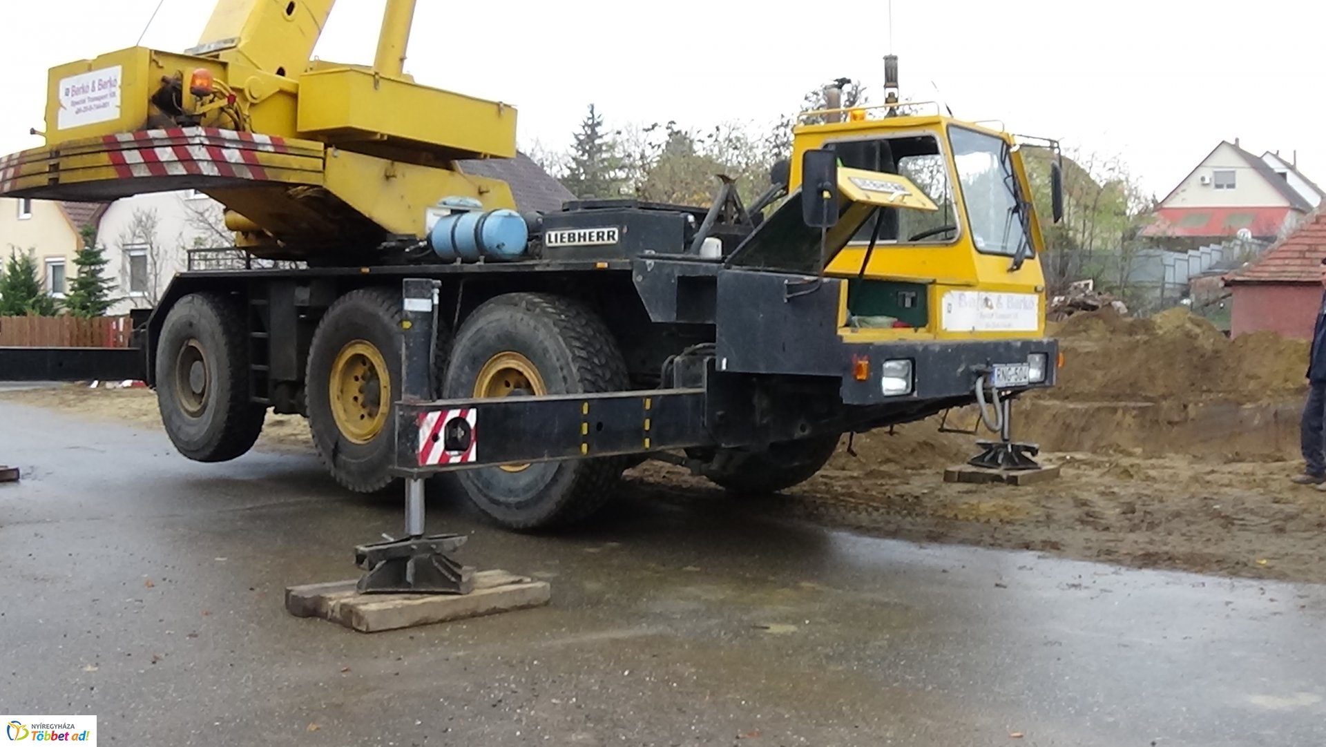 Toronydaru segítségével emeltek be két darab 50 köbméteres csapadékvíz tárolót a Kökény utcán