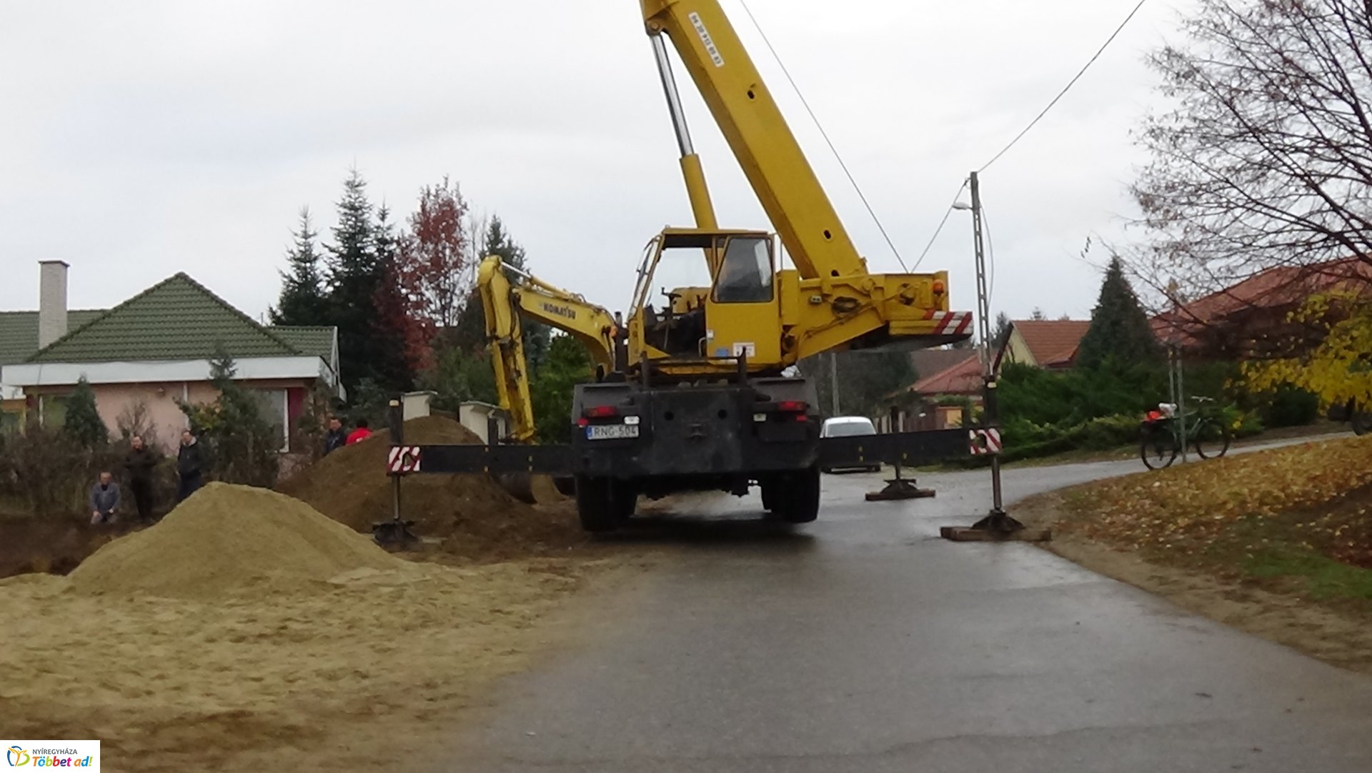 Toronydaru segítségével emeltek be két darab 50 köbméteres csapadékvíz tárolót a Kökény utcán