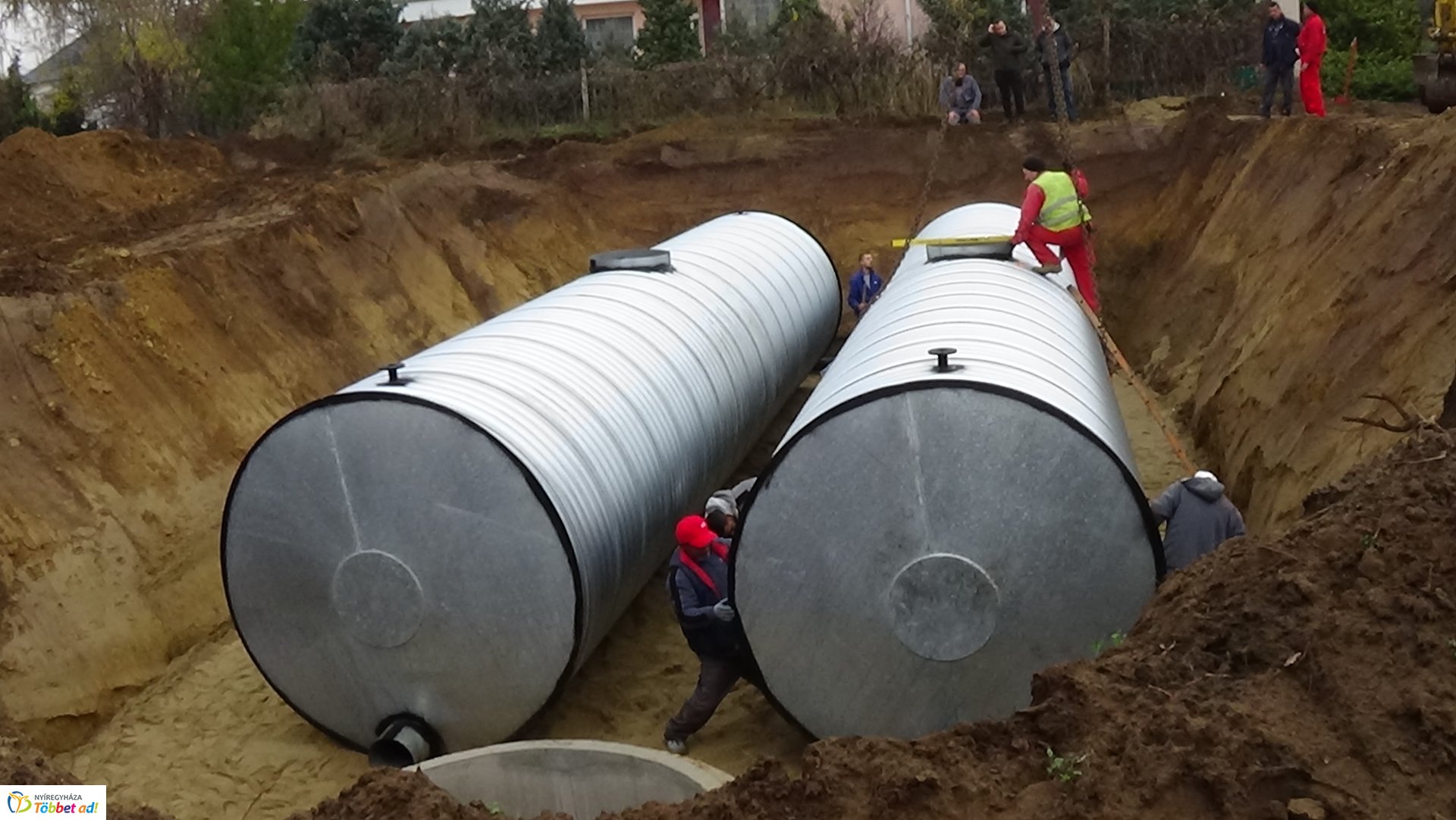 Toronydaru segítségével emeltek be két darab 50 köbméteres csapadékvíz tárolót a Kökény utcán