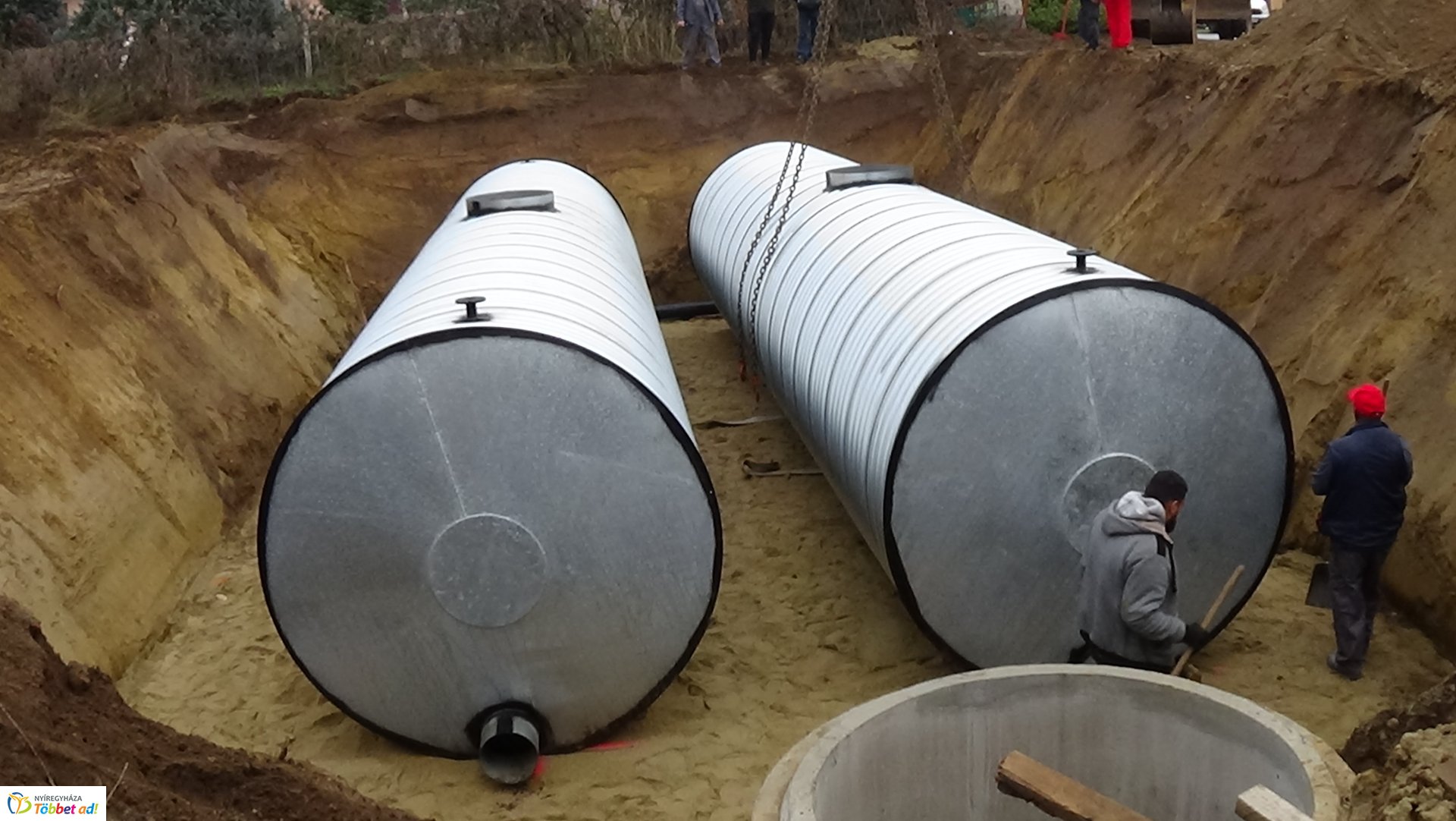Toronydaru segítségével emeltek be két darab 50 köbméteres csapadékvíz tárolót a Kökény utcán
