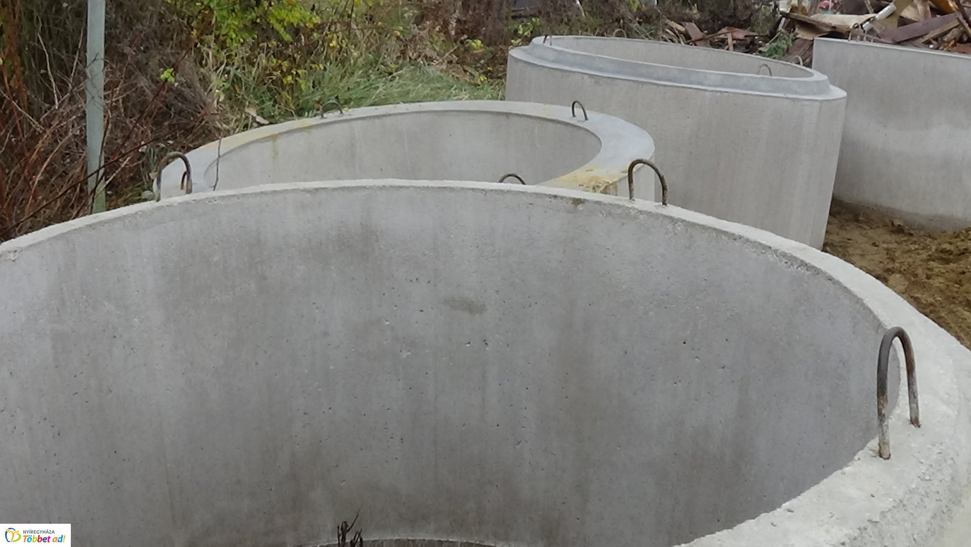 Toronydaru segítségével emeltek be két darab 50 köbméteres csapadékvíz tárolót a Kökény utcán