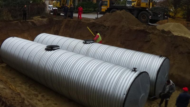 Toronydaru segítségével emeltek be két darab 50 köbméteres csapadékvíz tárolót a Kökény utcán