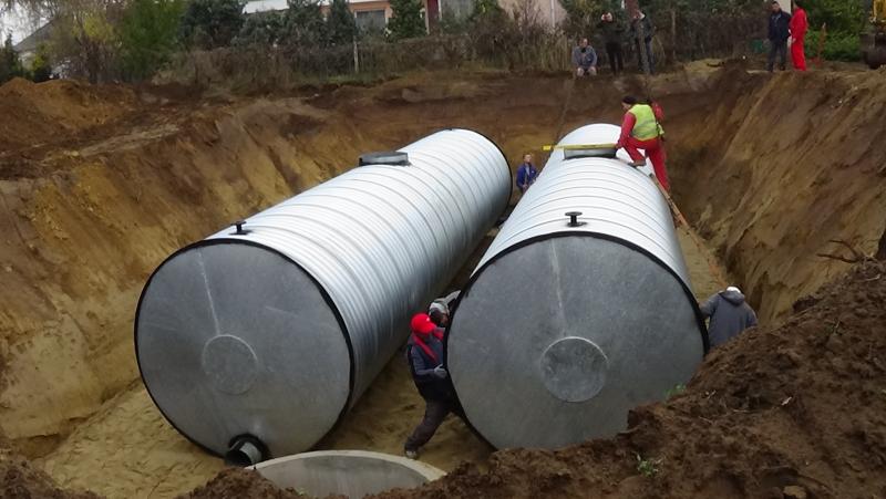 Toronydaru segítségével emeltek be két darab 50 köbméteres csapadékvíz tárolót a Kökény utcán