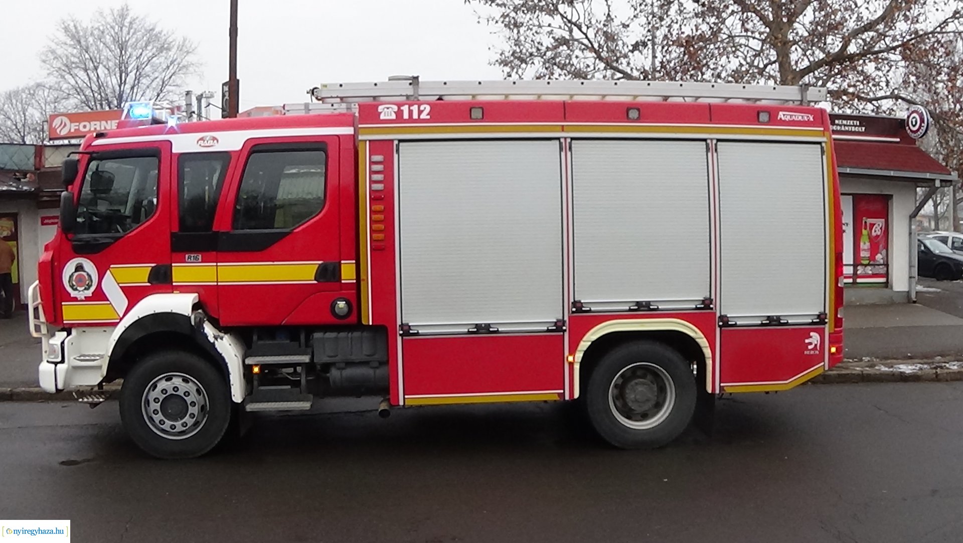 Tűz ütött ki egy dohányboltban