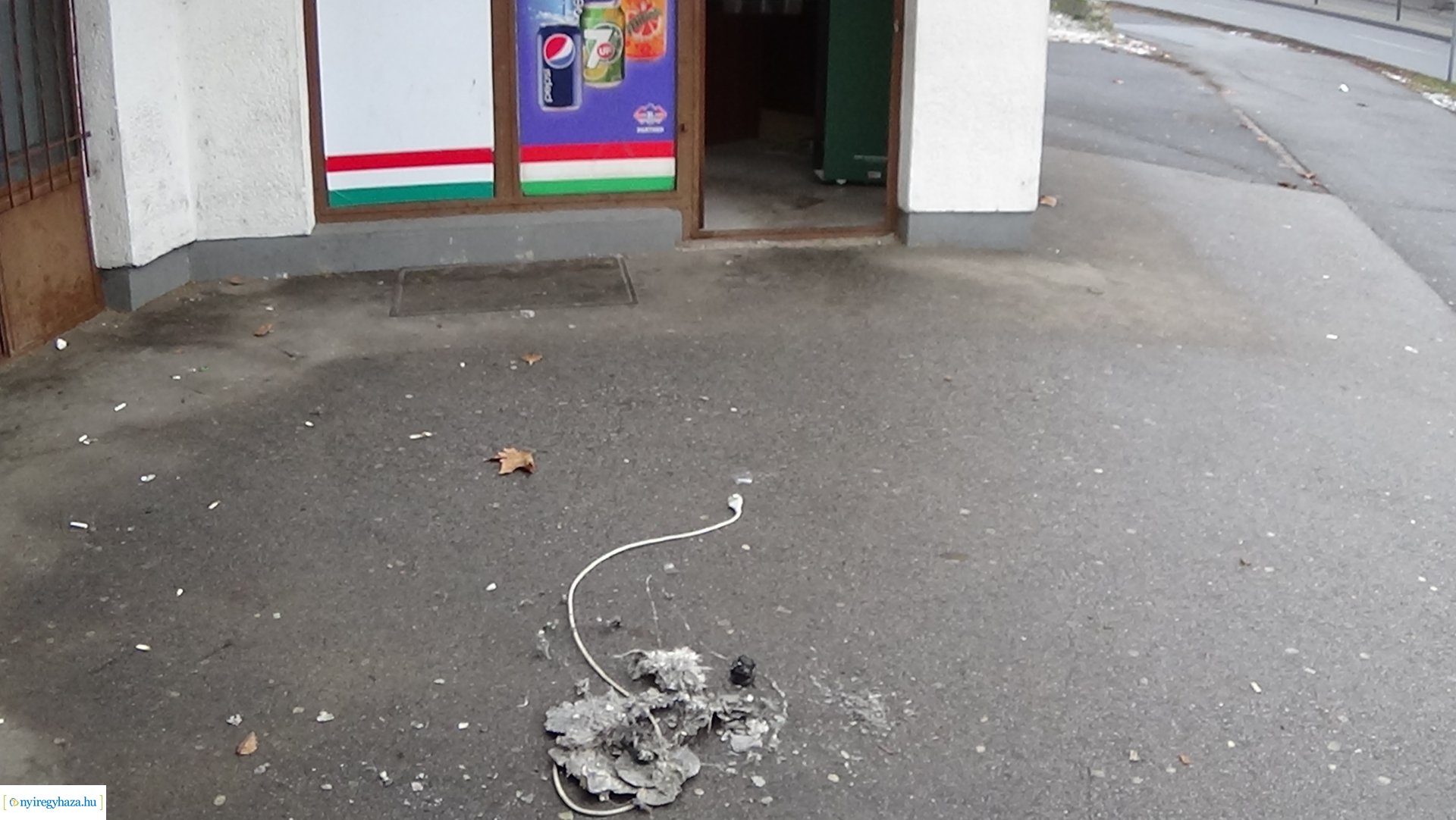 Tűz ütött ki egy dohányboltban