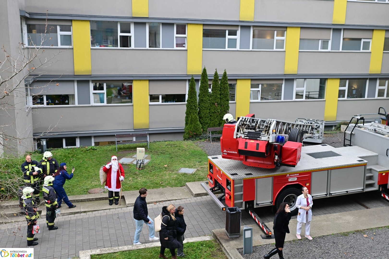Tűzoltó Mikulás a gyerekosztályon  - 2025