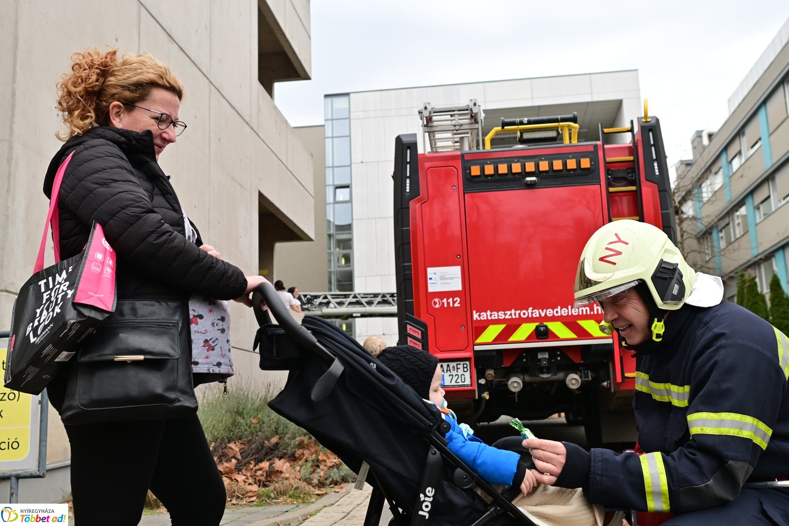 Tűzoltó Mikulás a gyerekosztályon  - 2025