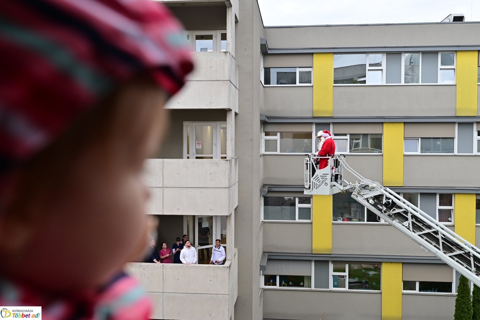 Tűzoltó Mikulás a gyerekosztályon  - 2025