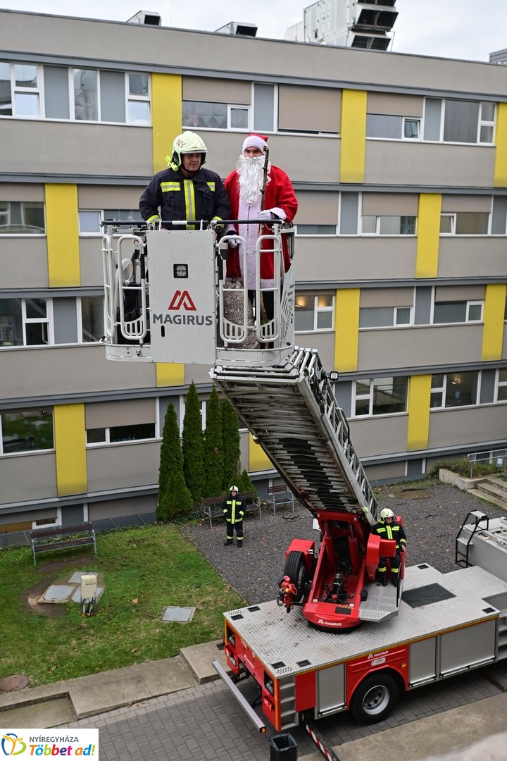 Tűzoltó Mikulás a gyerekosztályon  - 2025