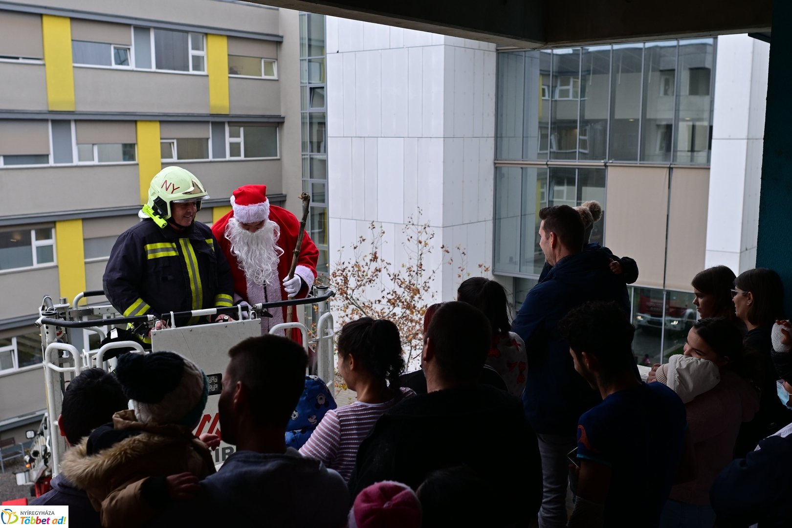 Tűzoltó Mikulás a gyerekosztályon  - 2025