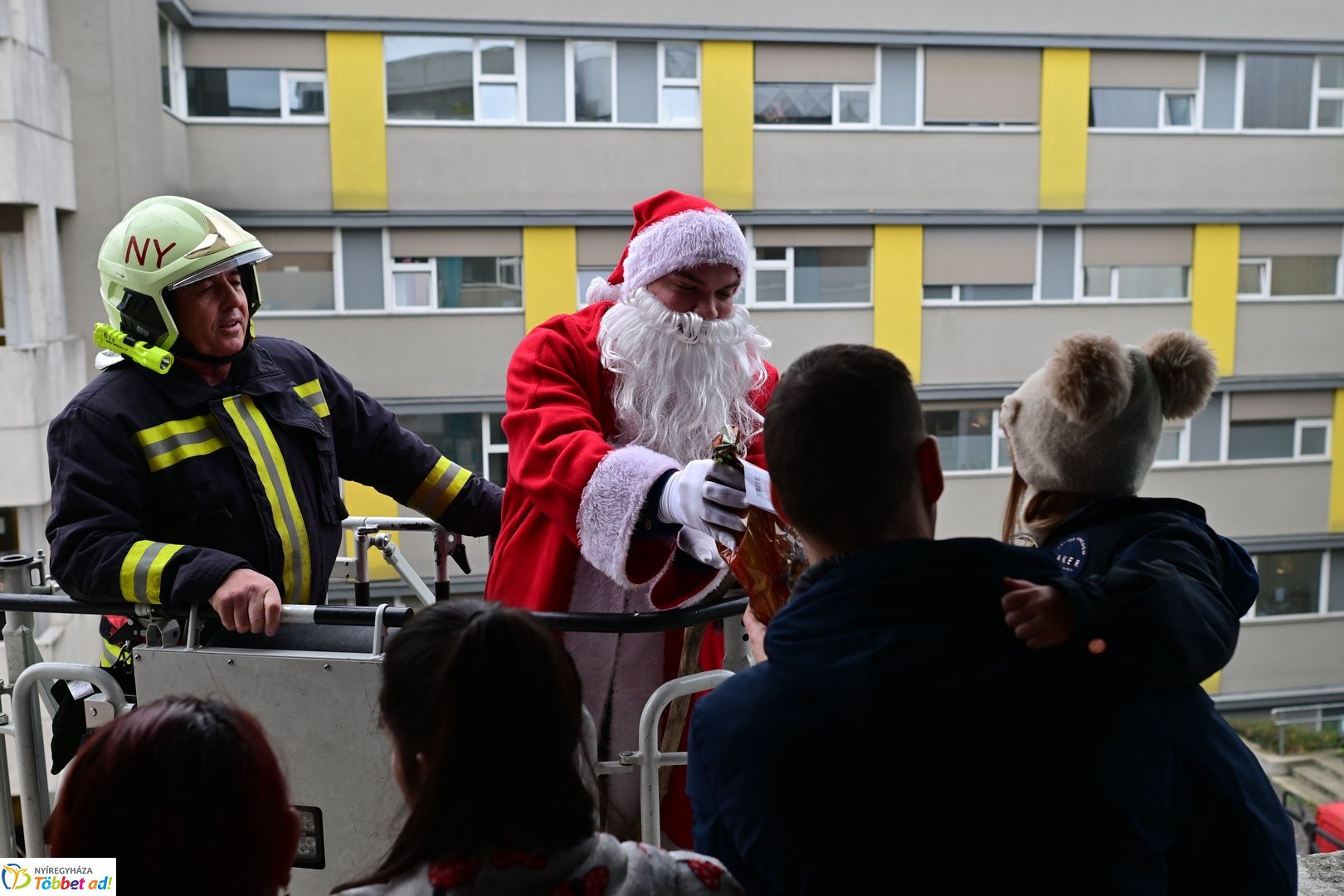 Tűzoltó Mikulás a gyerekosztályon  - 2025
