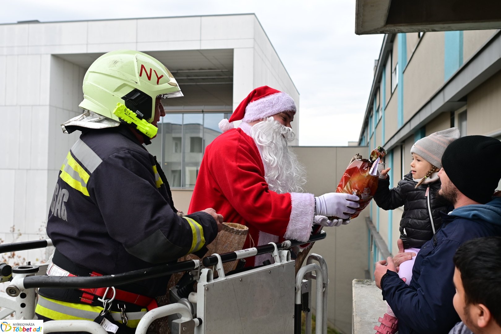 Tűzoltó Mikulás a gyerekosztályon  - 2025