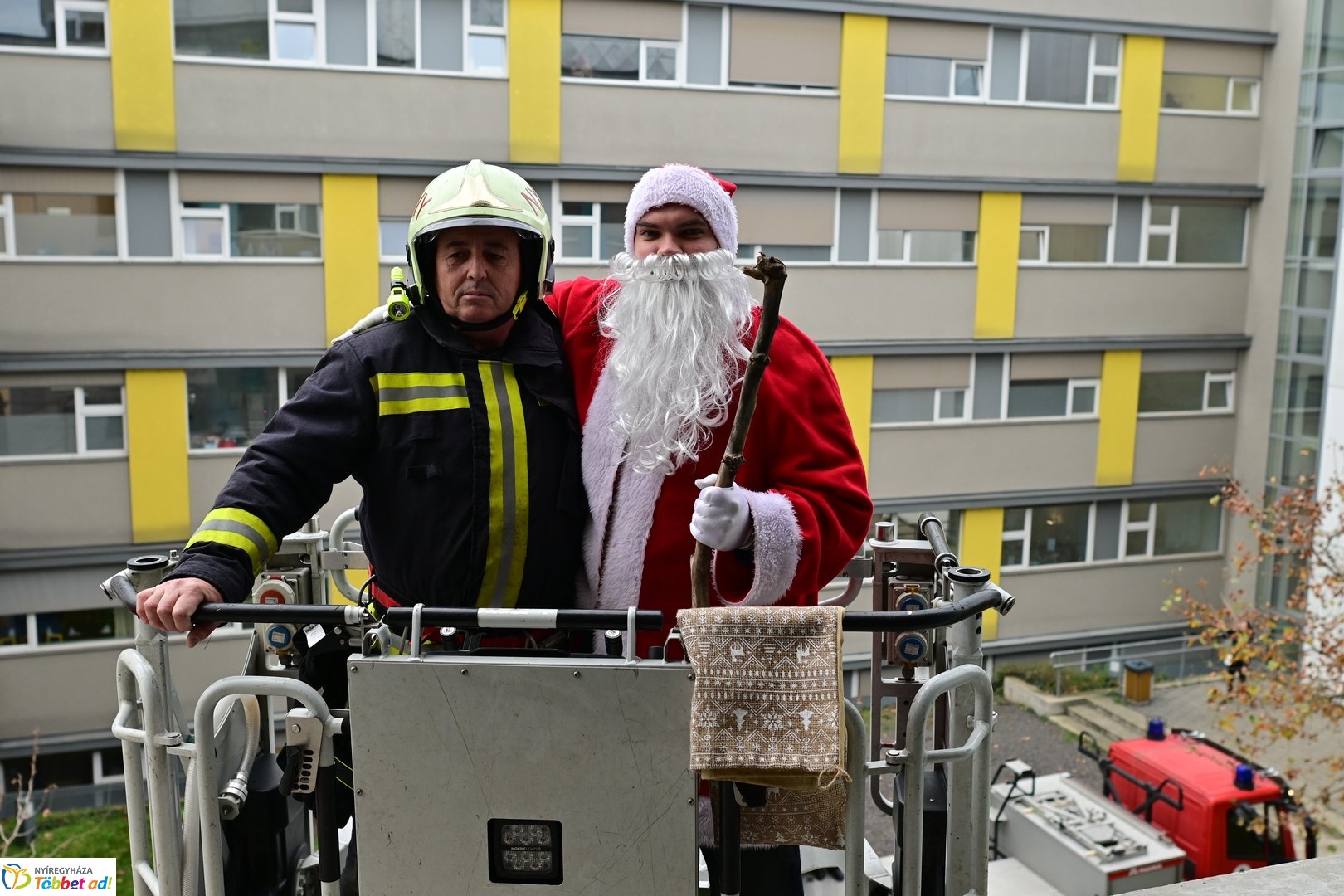 Tűzoltó Mikulás a gyerekosztályon  - 2025