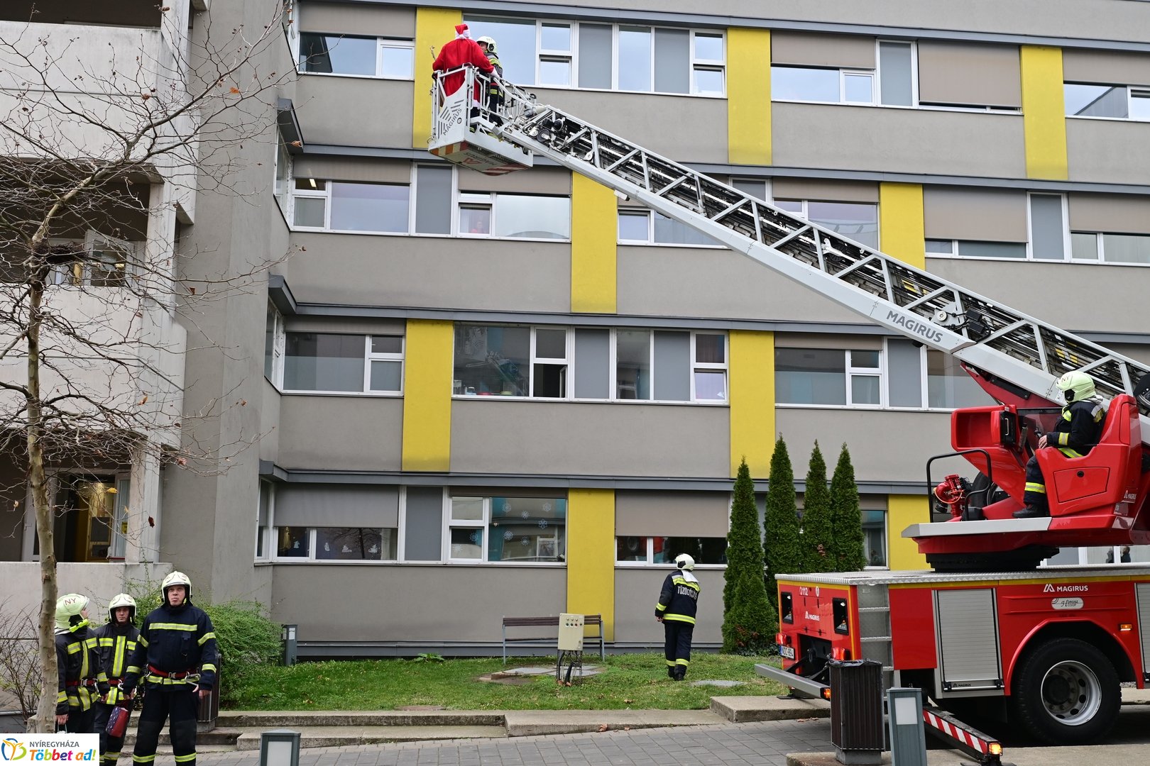 Tűzoltó Mikulás a gyerekosztályon  - 2025