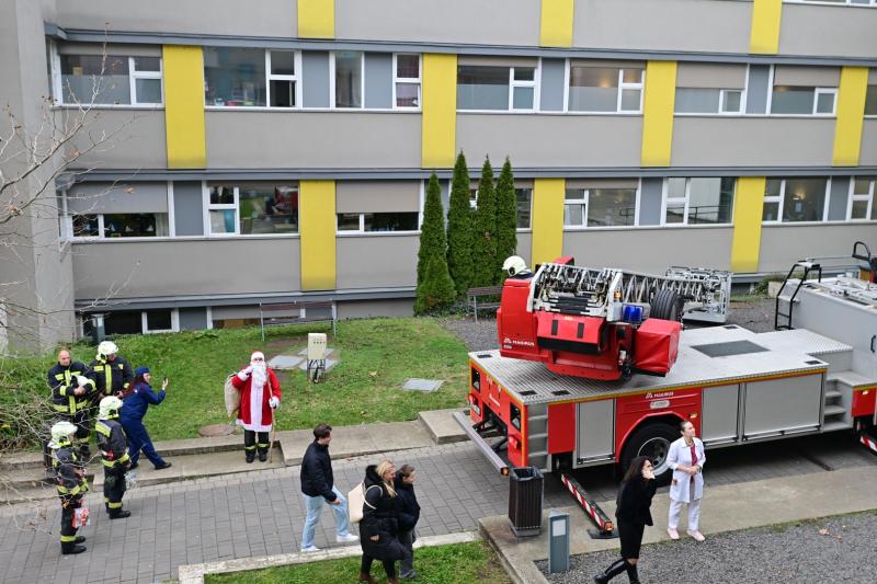 Tűzoltó Mikulás a gyerekosztályon  - 2025