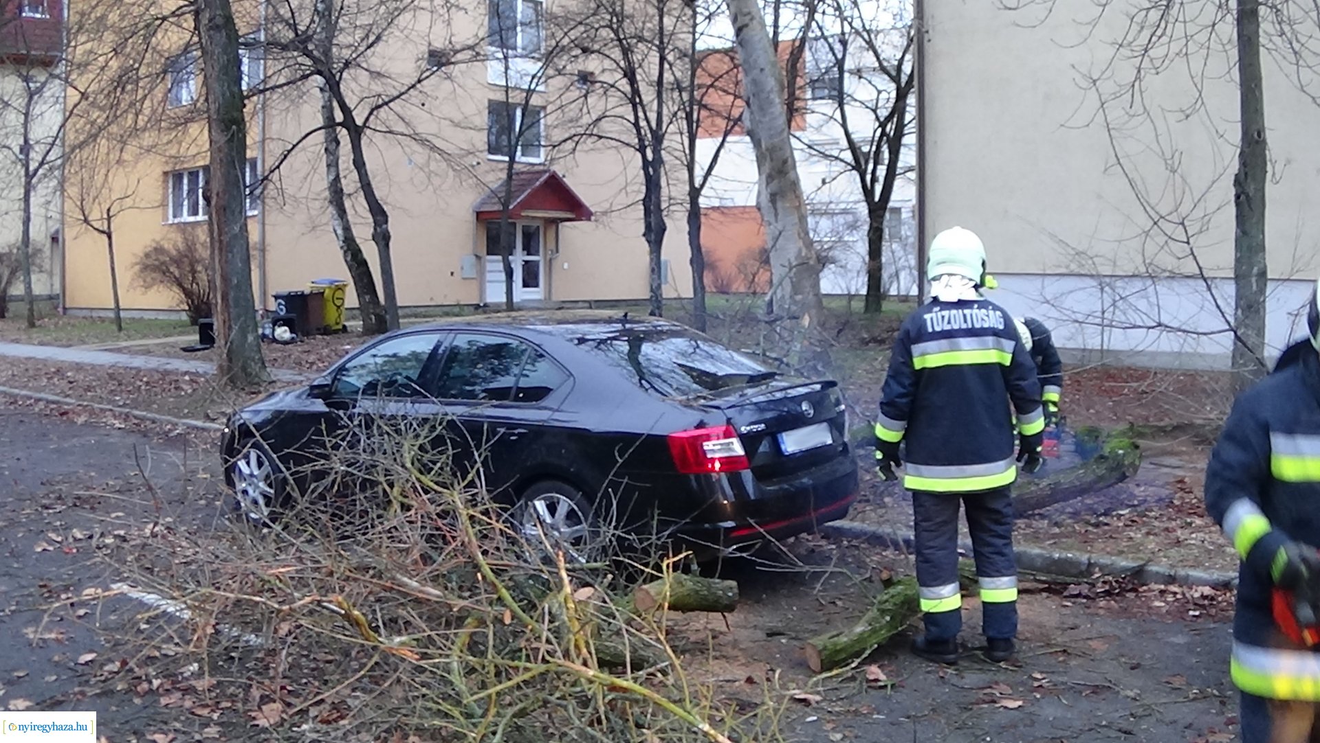 Tűzoltók segítettek szerda reggel a Gádor Béla utcán