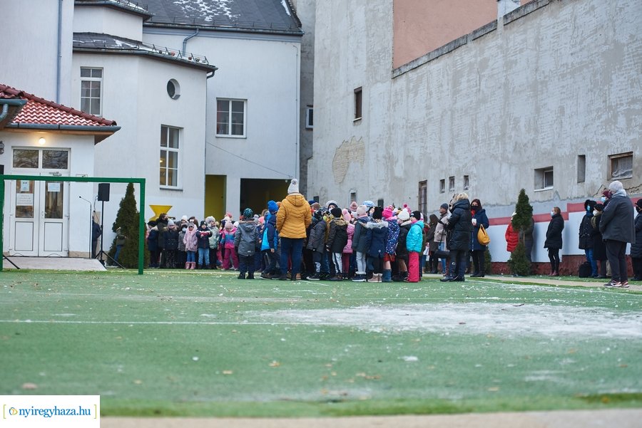 Udvarátadó ünnepség a Jókaiban