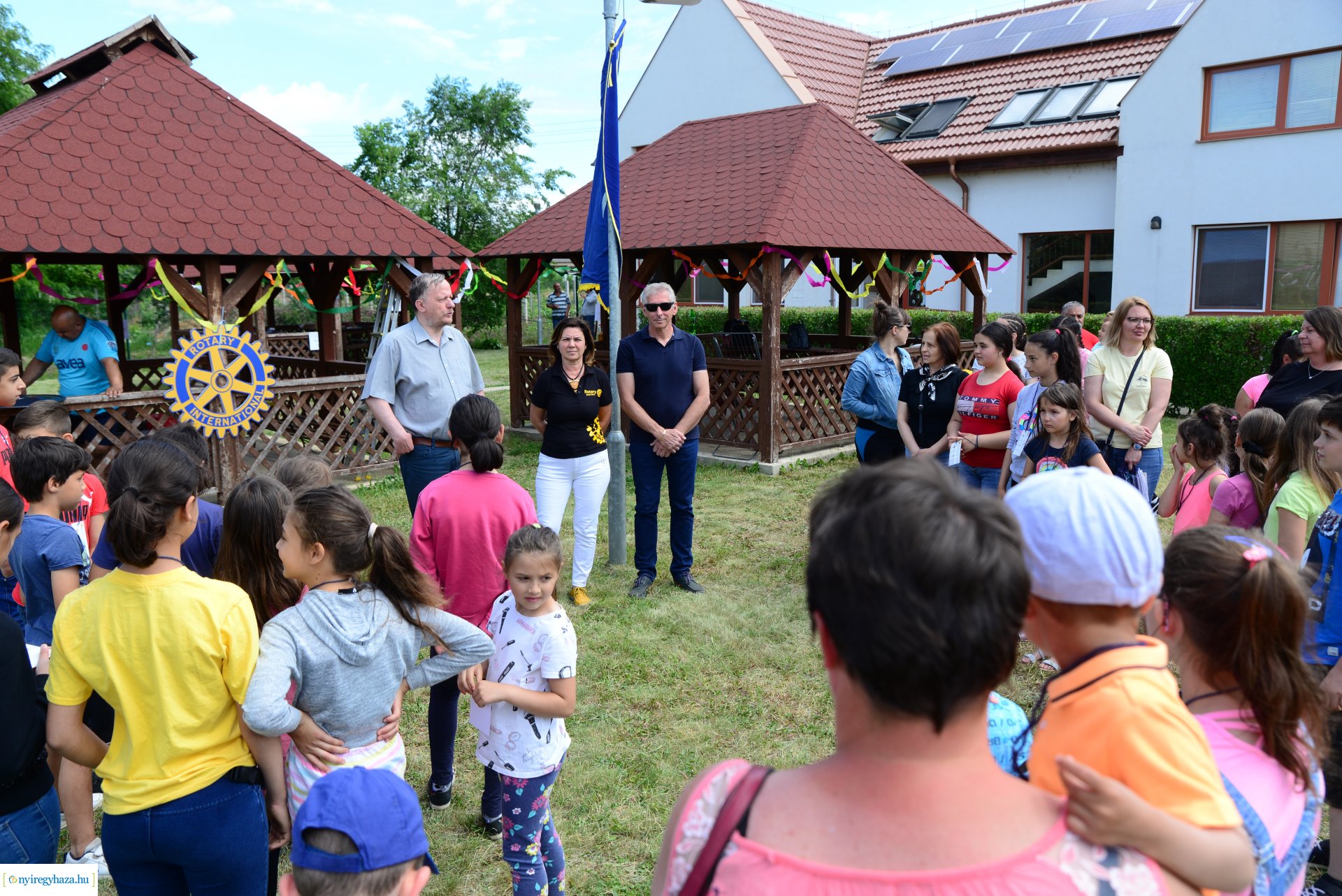 Udvari játékokat, magas ágyást adományoztak a Rotary Club tagjai gyermeknap alkalmából