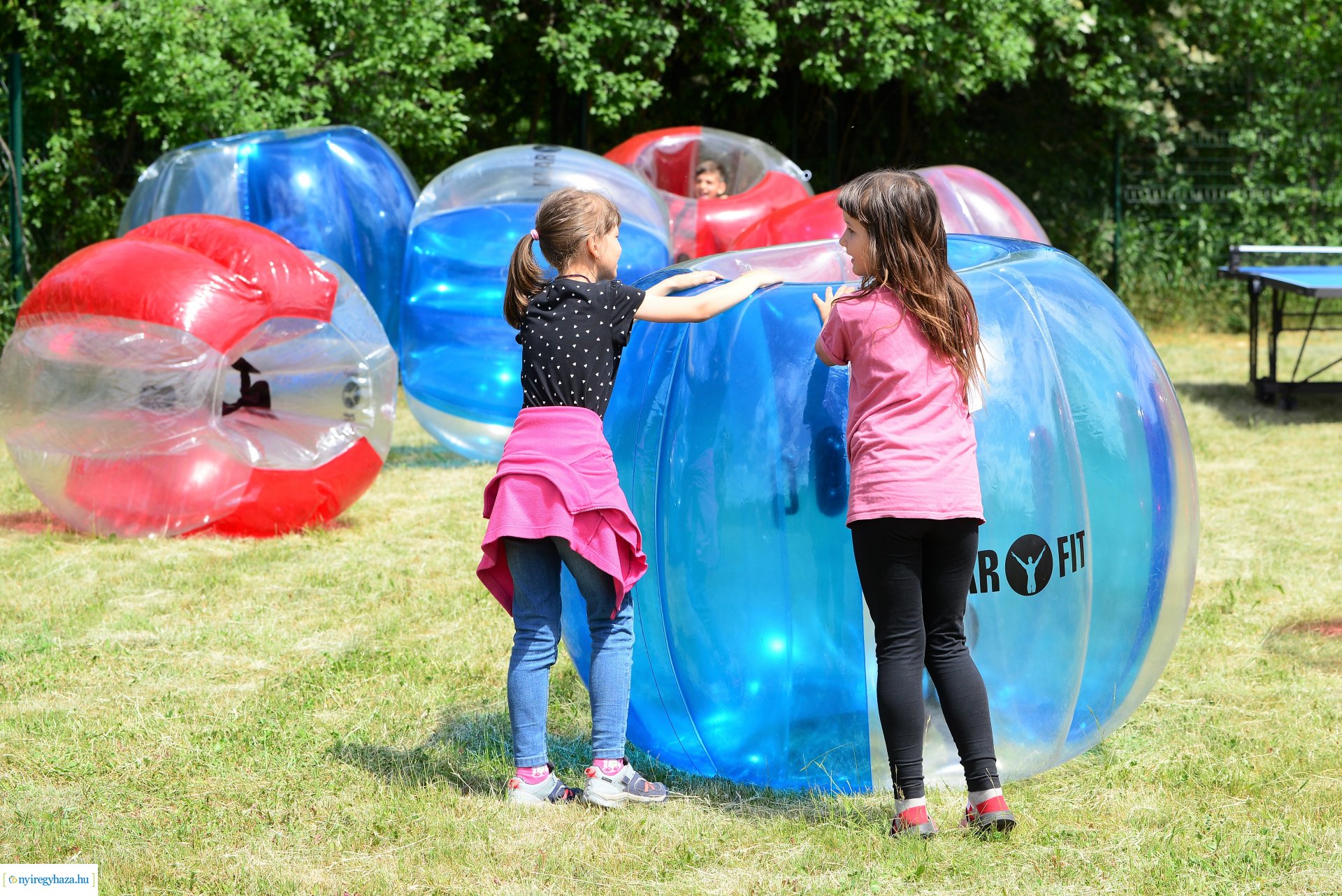 Udvari játékokat, magas ágyást adományoztak a Rotary Club tagjai gyermeknap alkalmából