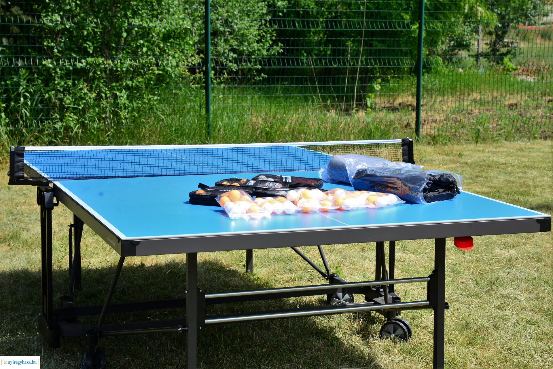 Udvari játékokat, magas ágyást adományoztak a Rotary Club tagjai gyermeknap alkalmából