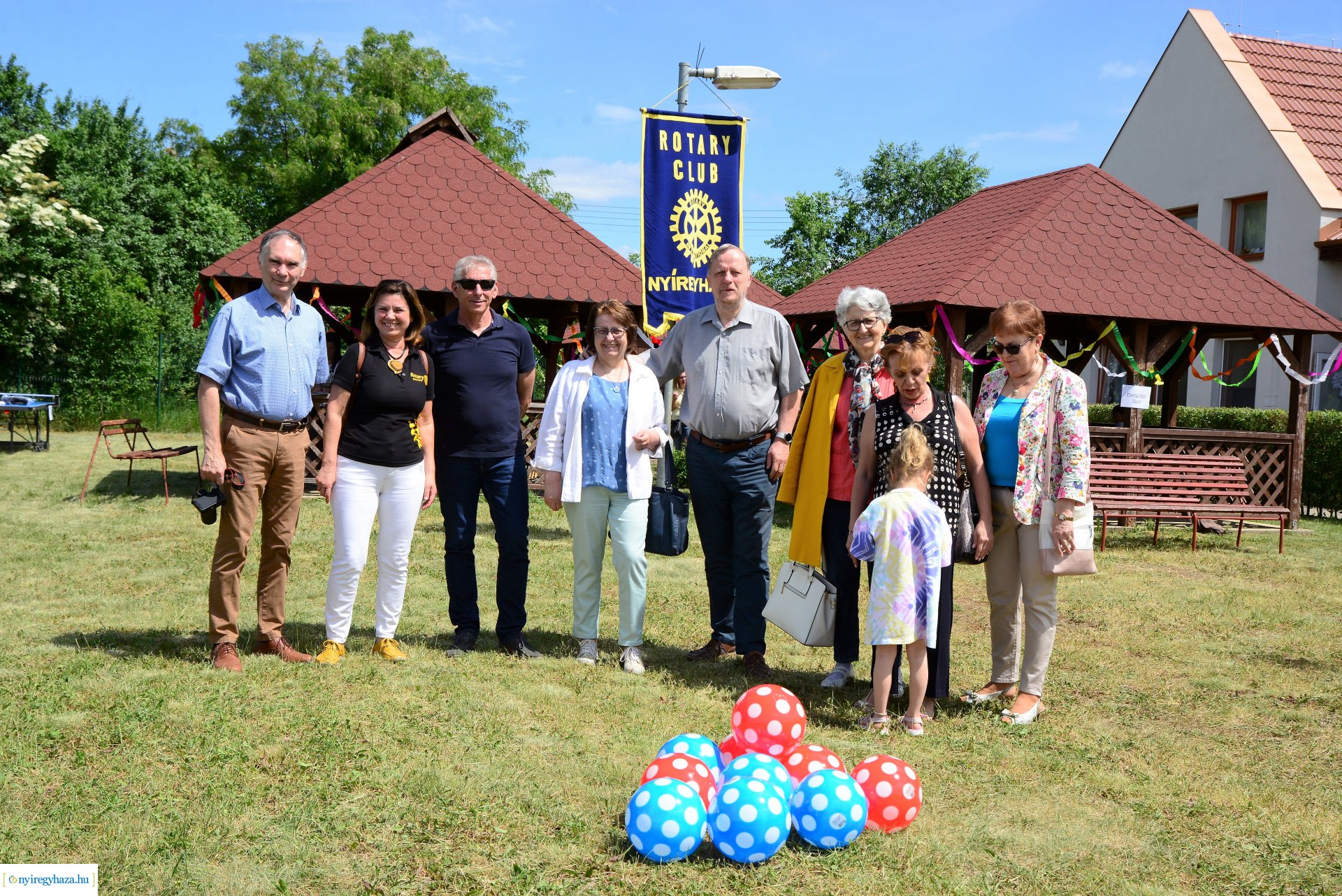 Udvari játékokat, magas ágyást adományoztak a Rotary Club tagjai gyermeknap alkalmából