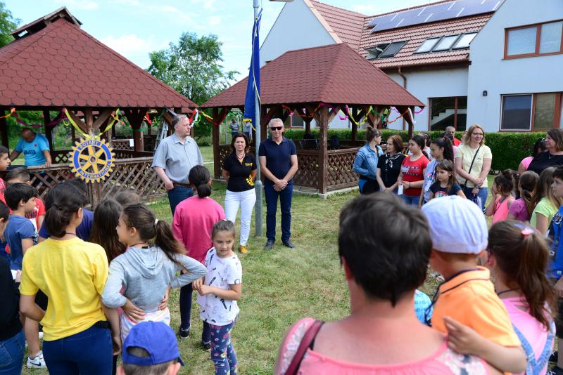 Udvari játékokat, magas ágyást adományoztak a Rotary Club tagjai gyermeknap alkalmából
