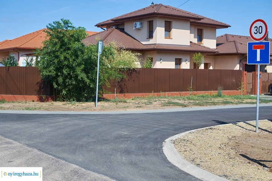 Új aszfaltot kapott a Futó köz