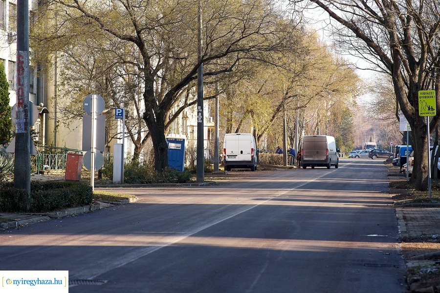 Új aszfaltút a Bujtos utcán