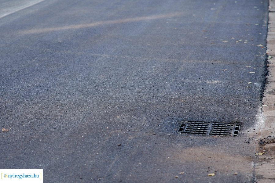 Új aszfaltút a Bujtos utcán