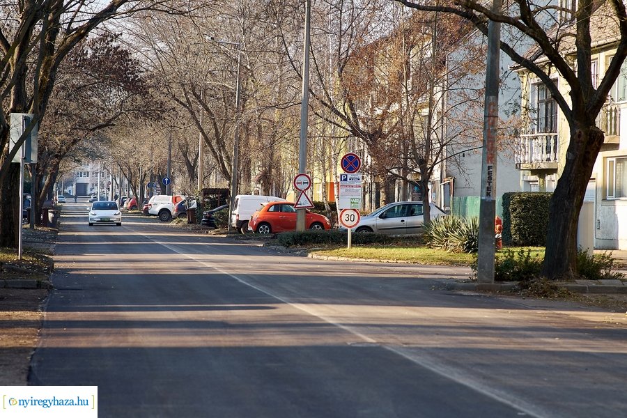 Új aszfaltút a Bujtos utcán