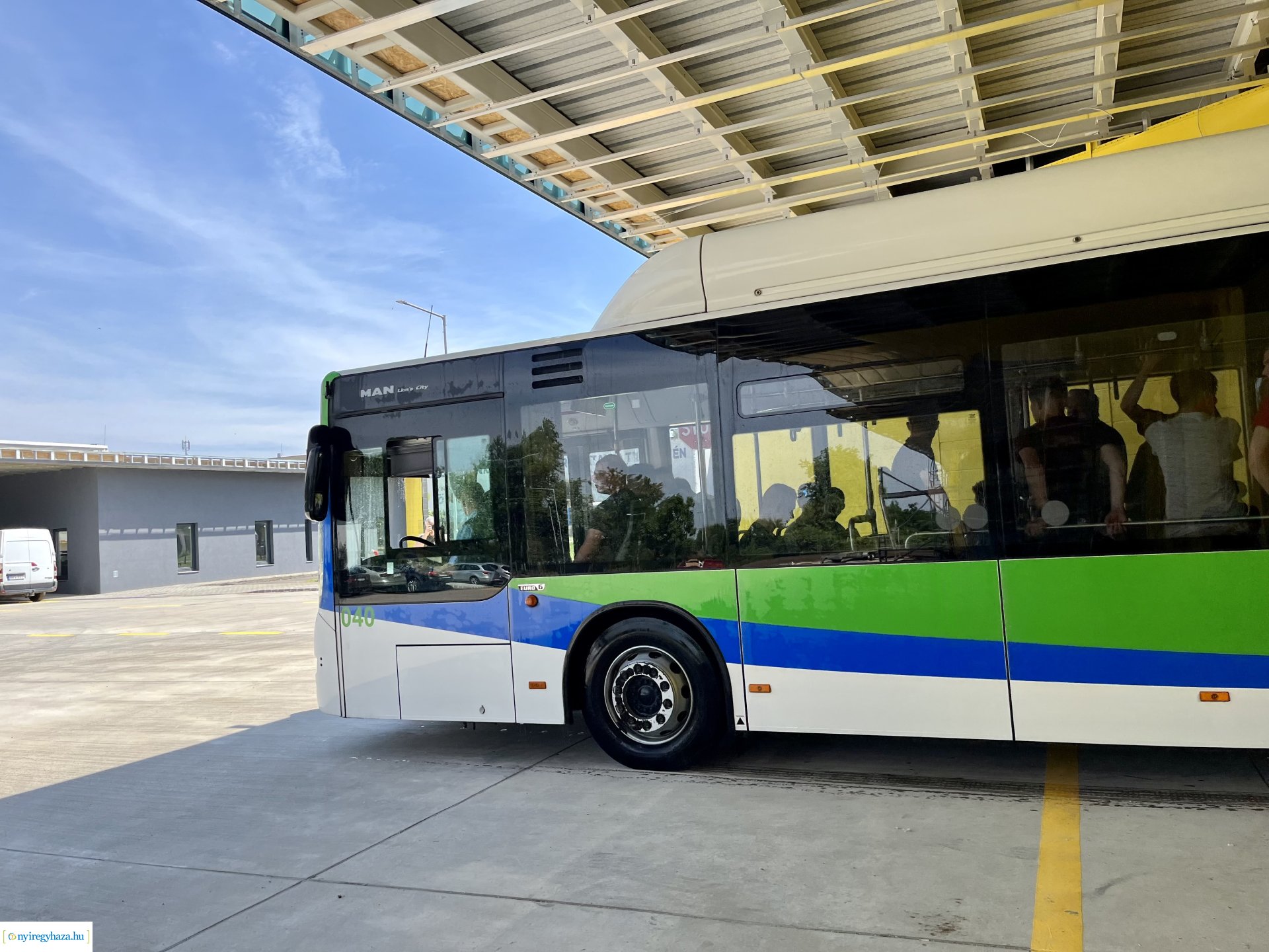 Új autóbusz-telephely Nyíregyházán – Középiskolás diákoknak tartottak bemutatót