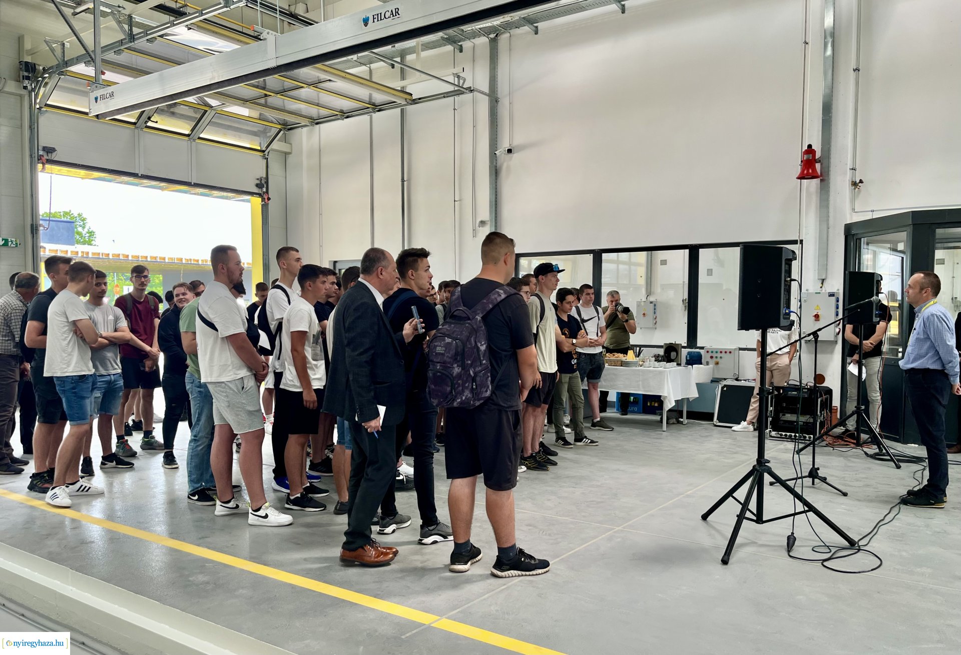 Új autóbusz-telephely Nyíregyházán – Középiskolás diákoknak tartottak bemutatót