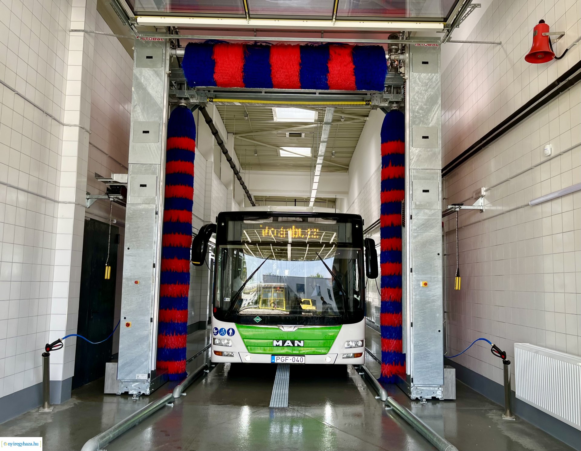 Új autóbusz-telephely Nyíregyházán – Középiskolás diákoknak tartottak bemutatót