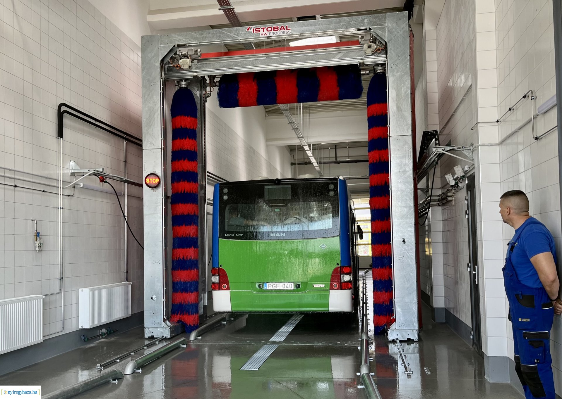 Új autóbusz-telephely Nyíregyházán – Középiskolás diákoknak tartottak bemutatót