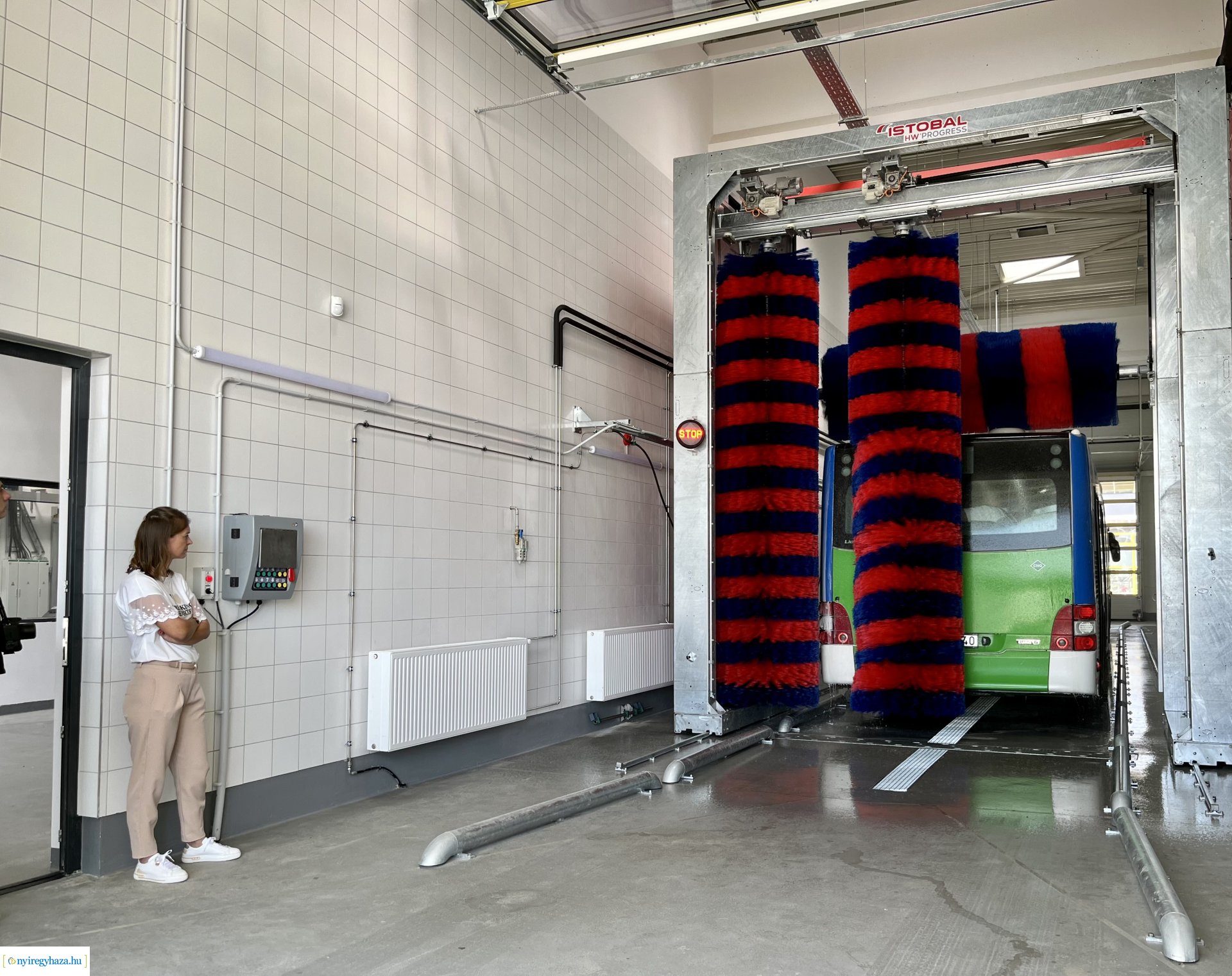 Új autóbusz-telephely Nyíregyházán – Középiskolás diákoknak tartottak bemutatót