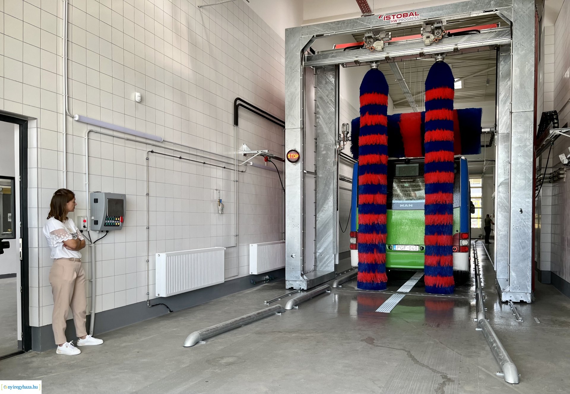 Új autóbusz-telephely Nyíregyházán – Középiskolás diákoknak tartottak bemutatót