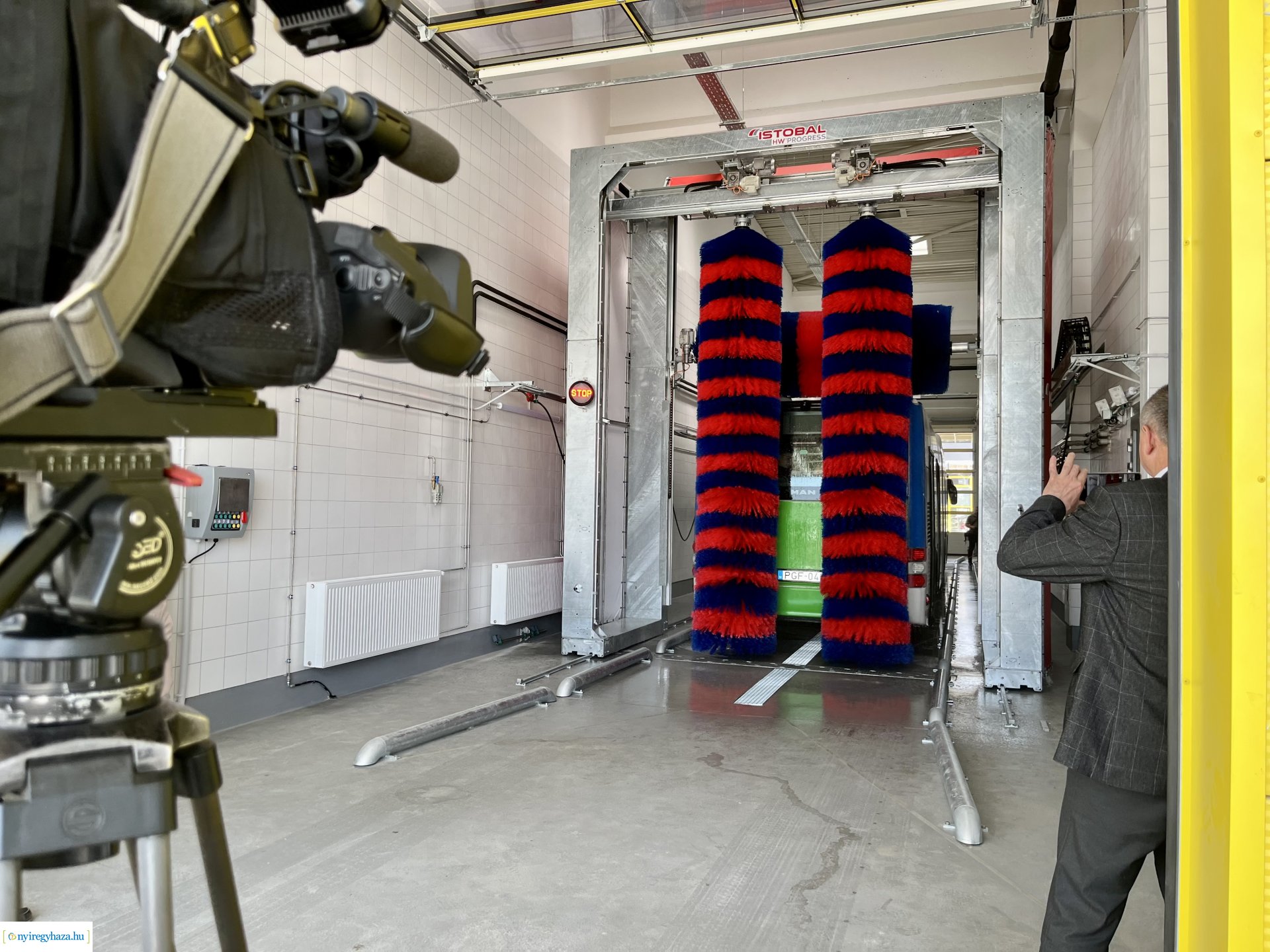 Új autóbusz-telephely Nyíregyházán – Középiskolás diákoknak tartottak bemutatót